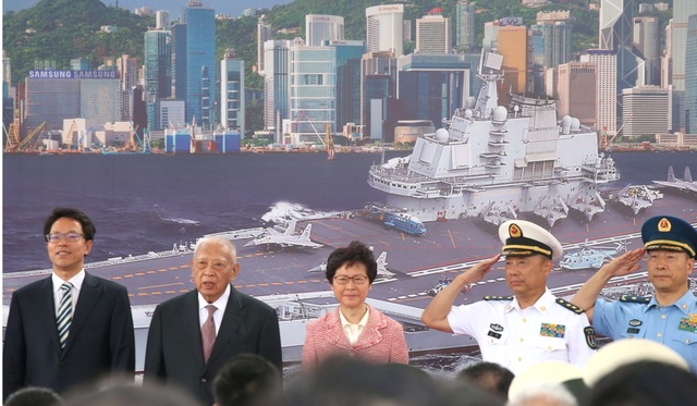 Tàu sân bay Liêu Ninh lần đầu tới Hong Kong - 3
Giới chức Hong Kong tham gia vào buổi lễ chào đón tàu Liêu Ninh. (Ảnh: SCMP)