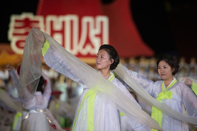 Pháo hoa rợp trời Bình Nhưỡng trong ngày kỉ niệm ông Kim Jong-il lên nắm quyền - 6 Một nhóm đồng diễn khác với những dải lụa trắng. (Ảnh: AFP)