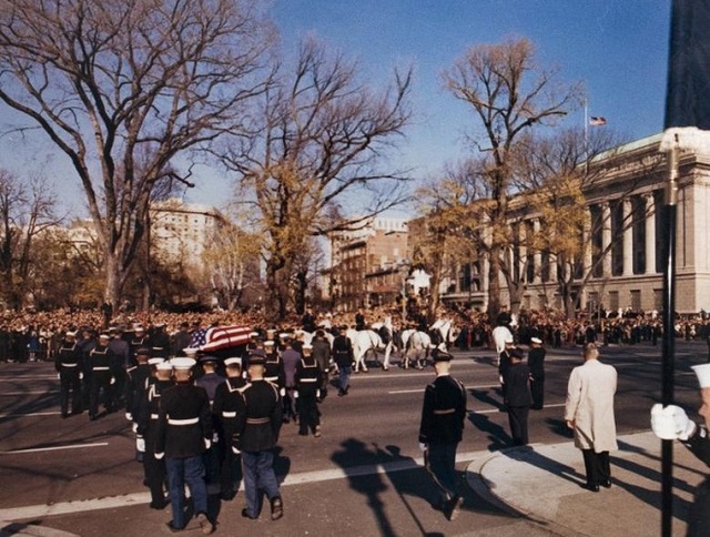 Chủm ảnh hiếm về vụ ám sát Tổng thống Mỹ John F. Kennedy - 14
Chiếc quan tài được phủ quốc kì Mỹ