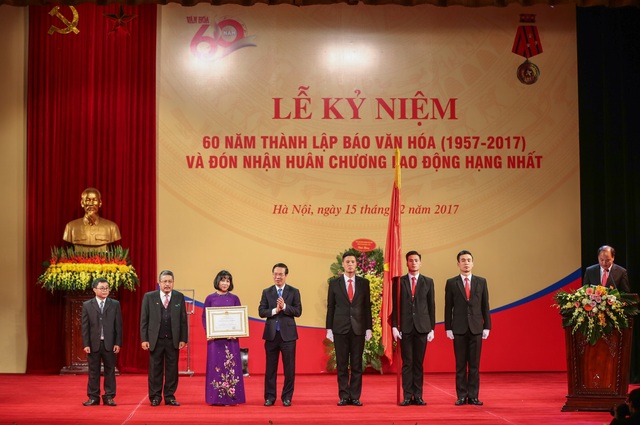 Báo Văn hóa đón nhận Huân chương Lao động hạng Nhất - 1 Lãnh đạo Báo Văn hoá đón nhận Huân chương Lao động hạng Nhất do ông Võ Văn Thưởng - Trưởng Ban Tuyên giáo TƯ thừa uỷ quyền của Chủ tịch nước trao tặng.