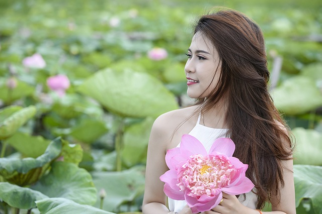 Nữ sinh Lào quyến rũ bên hoa sen Việt - 11 Anisone mặc áo yếm của phụ nữ Việt ngày xưa.