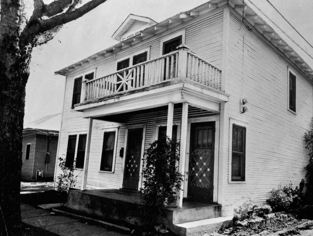 Chủm ảnh hiếm về vụ ám sát Tổng thống Mỹ John F. Kennedy - 17
Ngôi nhà cũ của Lee Harvey Oswald tại khu Oak Cliff, Dallas, bang Texas.