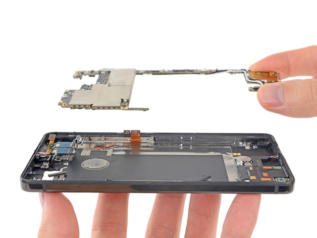 Chiếc điện thoại của cha đẻ Android khó sửa nhất thế giới - 9 Tháo rời bo mạch chính
