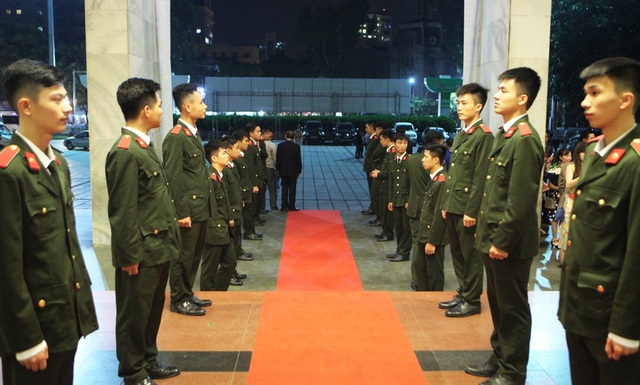 Thủ tướng Nguyễn Xuân Phúc trao giải Nhất Nhân tài Đất Việt 2017 - 33
Các sinh viên Học viện An ninh tiếp đón các đoàn đại biểu (Ảnh: Hữu Nghị)