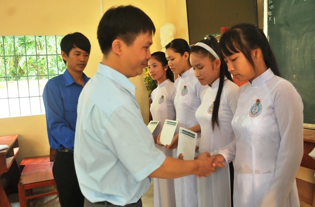 Hàng ngàn suất học bổng của Công ty Grobest Việt Nam đến với học sinh nghèo vượt khó - 9
Ông Nguyễn Tiến Việt – Trưởng đại diện Công ty Grobest Việt Nam tại Kiên Giang trao học bổng cho các em học sinh trường THPT Vĩnh Bình Bắc