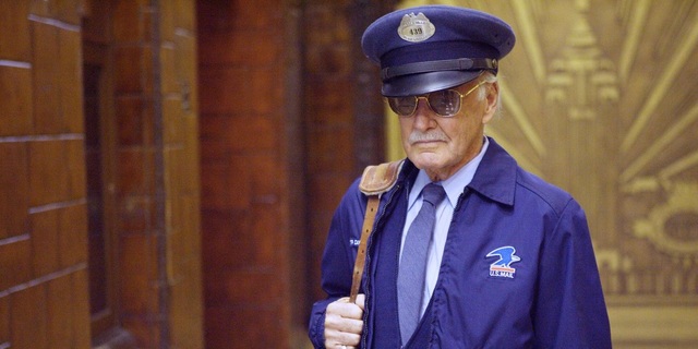 Trong “Fantastic Four” (Bộ tứ siêu đẳng - 2005), ông Lee vào vai người đưa thư.