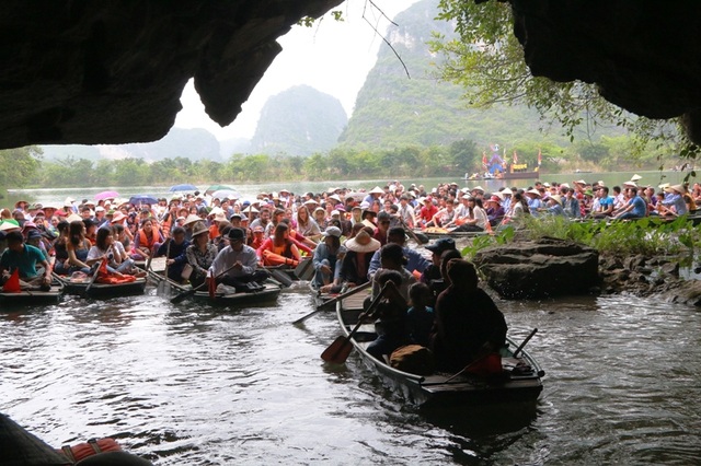 Ninh Bình: Rộn ràng lễ hội Tràng An - 9
Lễ hội Tràng An được tổ chức đi trên sông Ngô Đồng theo đường số 2 về với đền Trần trong khu du lịch Tràng An. Thuyền sẽ qua nhiều hang động kỳ vĩ với vẻ đẹp hoang sơ. Tràng An là vùng lõi của cố đô Hoa Lư, nơi đây xưa kia đường là sông, núi là thành, hang là cung điện.