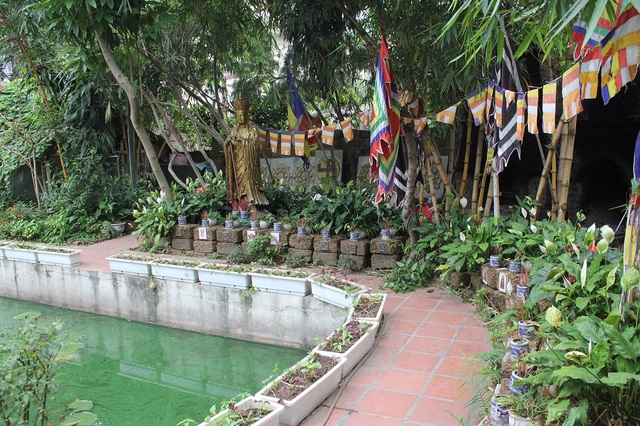 Chủ nhân của khu nghĩa trang độc đáo này là ông Nguyễn Bảo Sinh (SN 1940) – từng được xem là “quái kiệt” Hà Thành nhờ những ý tưởng độc, lạ về các dịch vụ dành cho thú cưng.