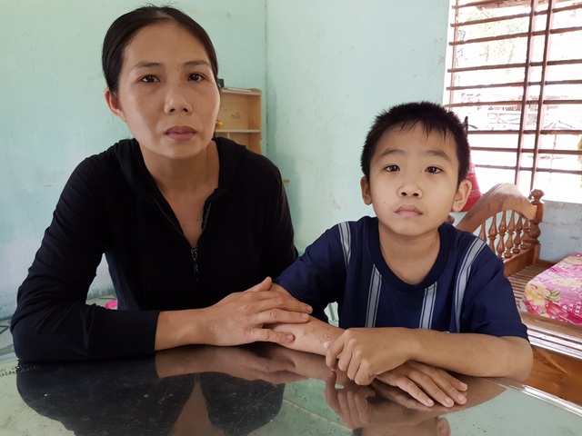 Thương bé 10 tuổi nguy kịch vì suy thận mãn giai đoạn cuối - 7 Chị Phúc và cháu Bảo trao đổi với PV tại nhà
