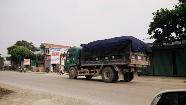 Ninh Bình: “Tập đoàn” xe quá tải tung hoành, tỉnh lộ “gồng mình” chống đỡ! - 8
Xe tải này không chỉ có dấu hiệu chở quá tải mà còn chở quá chiều cao quy định.
