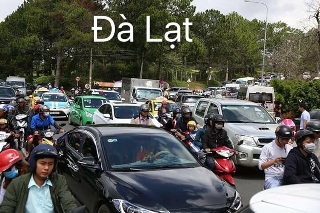 Mạng xã hội "nổ tung" với hình ảnh kín đặc người tại các khu du lịch trong dịp nghỉ lễ - 12 Đà Lạt cũng ghi nhận du khách tăng đột biến trong những ngày này.