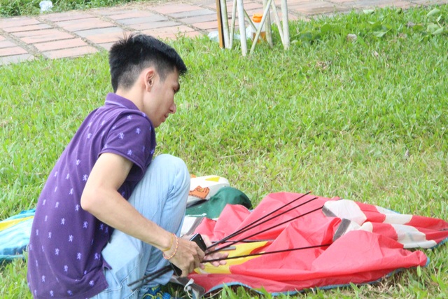 Diều khoe sắc trên bầu trời Cố đô dịp lễ - 8 Chuẩn bị những công đoạn trước khi cho diều cất cánh