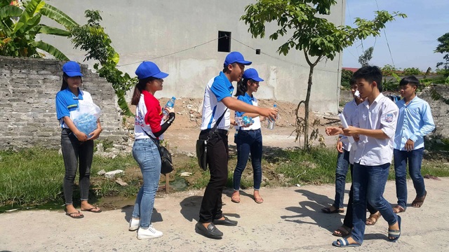 Tiếp sức nước uống miễn phí phục vụ thí sinh thi vào lớp 10 - 4 Tiếp sức nước uống miễn phí phục vụ thí sinh thi vào lớp 10 - 4