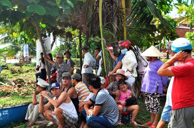 9 quốc gia hội tụ tại festival diều quốc tế Quảng Nam 2017 - 7 Rất đông người dân và du khách tập trung hai bên bờ sông Hoài xem biểu diễn