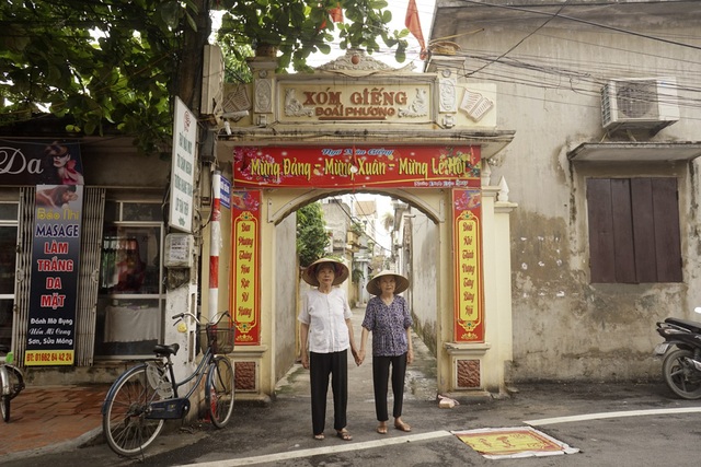 Báu vật giếng Chăm cổ xứ Đoài - 7
Giếng nằm gần sát với cổng của một xóm nên xóm được đặt tên là xóm Giếng. Hai bên cổng hiện vẫn còn lưu đôi câu đối: Đoài Khê hương sắc vạn thuở giữ tinh hoa / Giếng cổ mát trong ngàn năm lưu dấu tích. Theo lời 2 cụ Ngô Thị Thái và Nguyễn Thị Năm (người xóm Giếng), khi sinh ra thì giếng đã có từ rất lâu rồi.