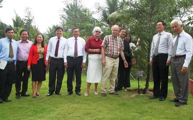 Nhiều nhà khoa học luận bàn cùng giáo sư Nobel Vật lý về “Khám phá vũ trụ tối” - 6 GS. Gerard ’t Hooft chụp hình lưu niệm cùng lãnh đạo tỉnh Bình Định