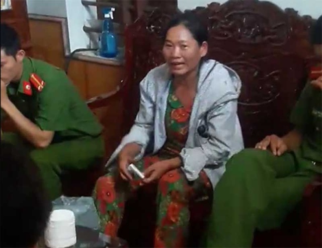 Hàng trăm người dân vây một phụ nữ nghi bắt cóc trẻ em - 3 Người phụ nữ bị nghi bắt cóc trẻ em.