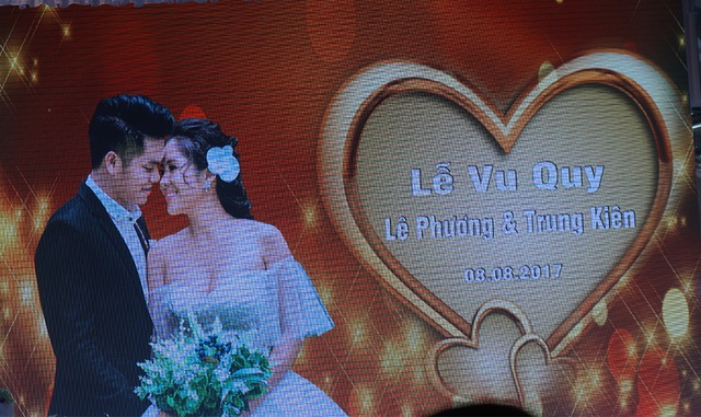 Chồng kém 7 tuổi đắm đuối hôn Lê Phương "cả phút" trong tiệc cưới - 7 Ảnh cưới của cặp đôi được trình chiếu trên màn hình.