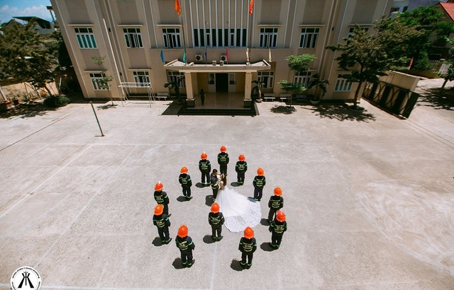 Bộ ảnh cưới "cực chất" của chàng lính cứu hỏa Đà Nẵng - 6 Nhưng mỗi kỷ niệm dù lớn hay nhỏ của cả hai Tú đều ghi nhớ như vừa mới xảy ra vì Tú tự nhận mình là người “nhớ lâu thù dai”.