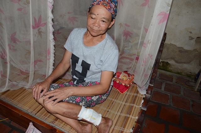 Đau xót gia đình cả 4 người con cùng mắc suy thận mãn - 7
Đã ở tuổi 60 ,hai bác vẫn phải chạy ăn từng bữa, để lo cho 3 đứa con và 2 cụ thân sinh đã ngoài 90 tuổi.