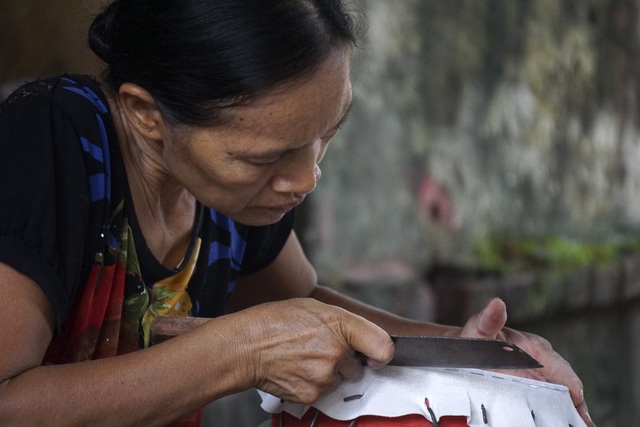 Ngôi làng "thủ phủ" trống, mặt nạ Trung thu hối hả vào mùa - 7
Bà Nguyễn Thị Lành (mẹ anh Hơn) năm nay gần 60 tuổi, bắt đầu làm trống từ khi đi lấy chồng.