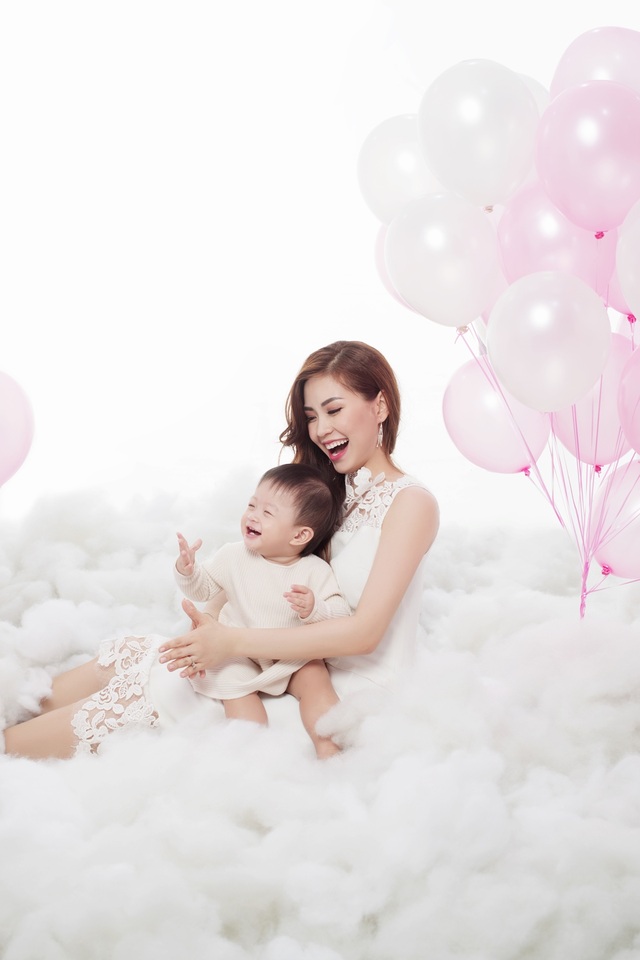 Á hậu Diễm Trang hạnh phúc viên mãn sau 2 năm lấy chồng Việt kiều - 5 Bé Julia thừa hưởng nhiều nét đẹp của bà mẹ nổi tiếng, nhóc tì rất lanh lợi và hay cười. Dù lần đầu vào studio chụp ảnh nhưng cô nhóc rất dạn dĩ khi tạo dáng cùng mẹ lẫn tạo dáng một mình.