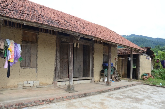 Đi phụ hồ, người phụ nữ nghèo nguy kịch vì gạch rơi trúng đầu - 6
Ngôi nhà vách đất của gia đình chị Vững, nằm dưới chân dãy núi Tây Yên Tử