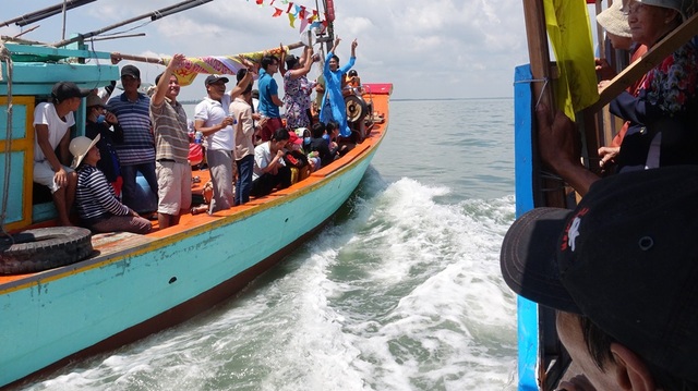 “Choáng” với cảnh ngư dân tăng tốc bám sát thuyền Nghinh như… phim hành động - 7 Đi gần thuyền lễ với ngư dân là một điều rất may mắn