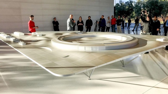 Trụ sở Apple Park chính thức mở cửa cho khách tới tham quan - 13 Khách thăm quan thích thú với mô hình mô phỏng toàn bộ công trình.