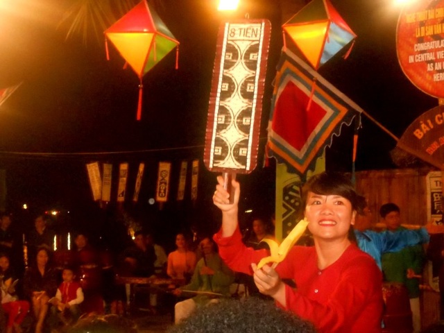 Nghệ nhân hô Bài Chòi Hội An hội tụ mừng sự kiện thành Di sản thế giới - 7 Người phục vụ trong sự kiện đưa tấm thẻ bài được chọn trong lúc hô Bài Chòi để khán giả được biết