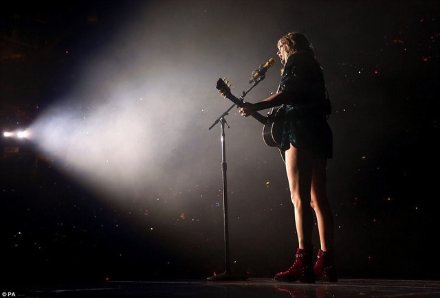 Taylor Swift khoe chân nuột nà - 7
Thời điểm cuối năm, công chúa nhạc đồng quê tái xuất với nhiều dự án âm nhạc lớn.