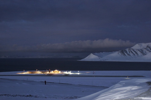 Những sân bay lạ lùng nhất thế giới - 7 Vây quanh bởi băng tuyết và các ngọn núi cao, sân bay Svalbard, Na Uy là sân bay gần cực bắc nhất thế giới, phục vụ các chuyến bay công cộng. (Ảnh: Sputnik)