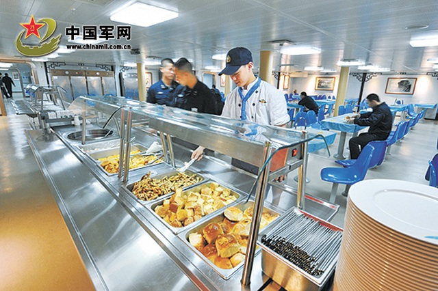 Tàu sân bay Liêu Ninh lần đầu tới Hong Kong - 8
Khoang bếp ăn trên tàu (Ảnh: chinamil.com.cn)