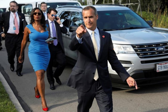 Dàn trợ thủ đắc lực của Tổng thống Trump - 7 Cựu giám đốc chiến dịch tranh cử của ông Trump, Corey Lewandowski cùng trợ lý Nhà Trắng Omarosa Manigault chào giới truyền thông.