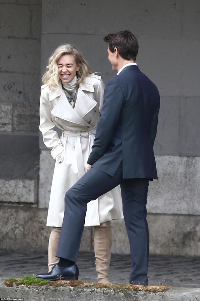 Tom Cruise dính nghi án “phim giả tình thật” - 10 Sau cảnh quay khá gần gũi, Vanessa dường như vừa được nghe Tom kể một câu chuyện hài, cô bật cười thích thú.