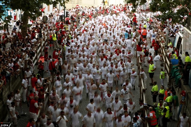 Hai người bị bò húc trong lễ hội “chạy đua với bò tót” - 11 Lễ hội San Fermin kéo dài 9 ngày từng được miêu tả trong cuốn tiểu thuyết “Mặt trời vẫn mọc” của nhà văn Ernest Hemingway hồi năm 1926.