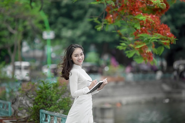 Nữ sinh tuổi 16 lãng mạn bên chùm hoa phượng đỏ - 4 Ngọc Anh nói: Hoa phượng và áo dài trắng gắn liền với tuổi học trò, em muốn chụp bộ này để lưu lại những khoảnh khắc đẹp nhất ở tuổi 16.