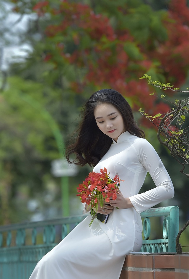 Nữ sinh tuổi 16 lãng mạn bên chùm hoa phượng đỏ - 6
Em đã từng làm người mẫu ảnh trên một số trang báo