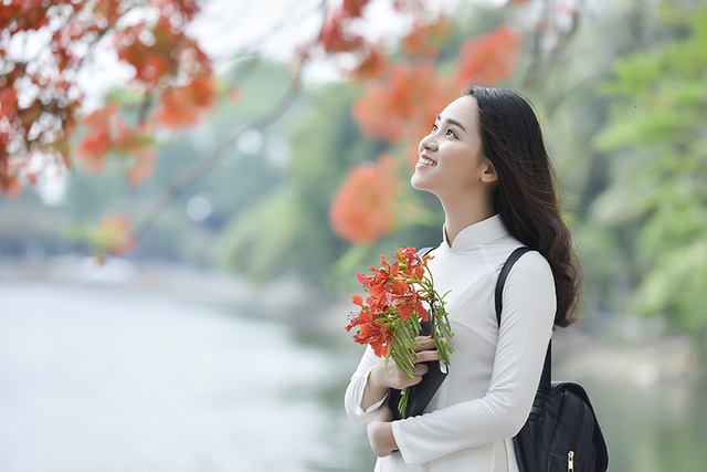 Nữ sinh tuổi 16 lãng mạn bên chùm hoa phượng đỏ - 7 Nữ sinh tuổi 16 lãng mạn bên chùm hoa phượng đỏ - 7