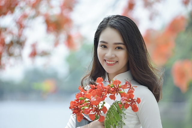 Nữ sinh tuổi 16 lãng mạn bên chùm hoa phượng đỏ - 10 Vẻ đẹp của thiếu nữ tuổi 16 bên hoa phượng vĩ