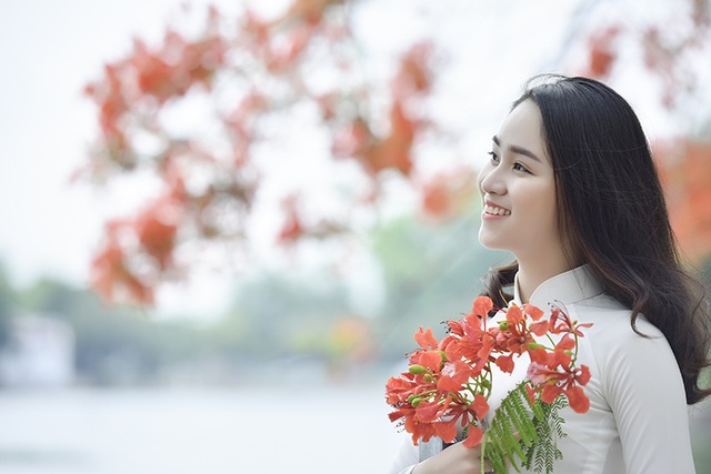 Nữ sinh tuổi 16 lãng mạn bên chùm hoa phượng đỏ - 11 Nữ sinh tuổi 16 lãng mạn bên chùm hoa phượng đỏ - 11