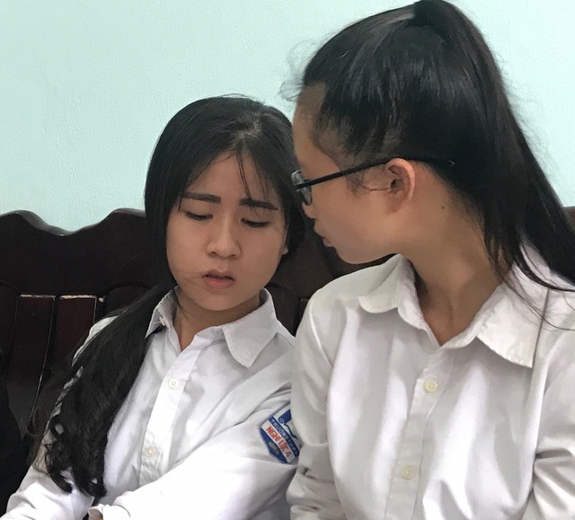 Nghị lực phi thường của cô học trò xinh đẹp bị câm, điếc - 2 An (bên trái) và Bảo Trâm đôi bạn tri kỷ trên lớp cũng như trên các cung đường đi học.