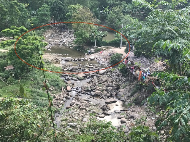 Dân lòng hồ mong ước có cây cầu dân sinh - 13 Từ trên đỉnh đồi nhìn dòng suối Chà Lạt trông rất nhỏ.