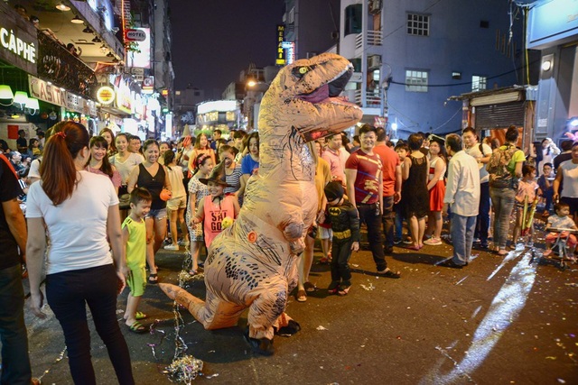 Halloween trên phố Bùi Viện: “Phim trường kinh dị phong cách Việt!” - 6 Một trường phái khác trong lễ hội hóa trang