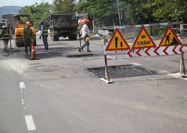 Bình Định: Xe ben cơi nới thùng, chở cát có ngọn “lộng hành” trên Quốc lộ 19 - 3 QL 19 đoạn qua thị trấn Phú Phong (huyện Tây Sơn) bị hư hỏng, trong đó có nguyên nhân do xe quá tải lưu thông nhiều