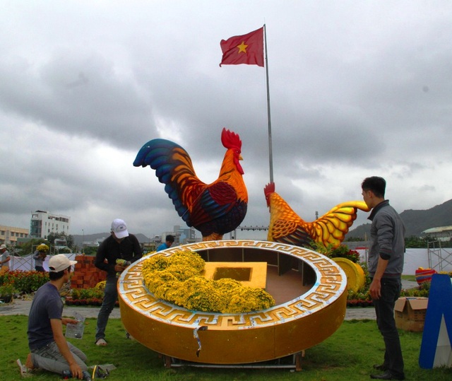 Bình Định: Người dân, du khách tò mò đi xem cặp gà “khủng” cao 5,5 mét - 7 Vườn hoa nghệ thuật được trang trí với nhiều loài hoa lấy từ Đà Lạt đến tận Sa Đéc