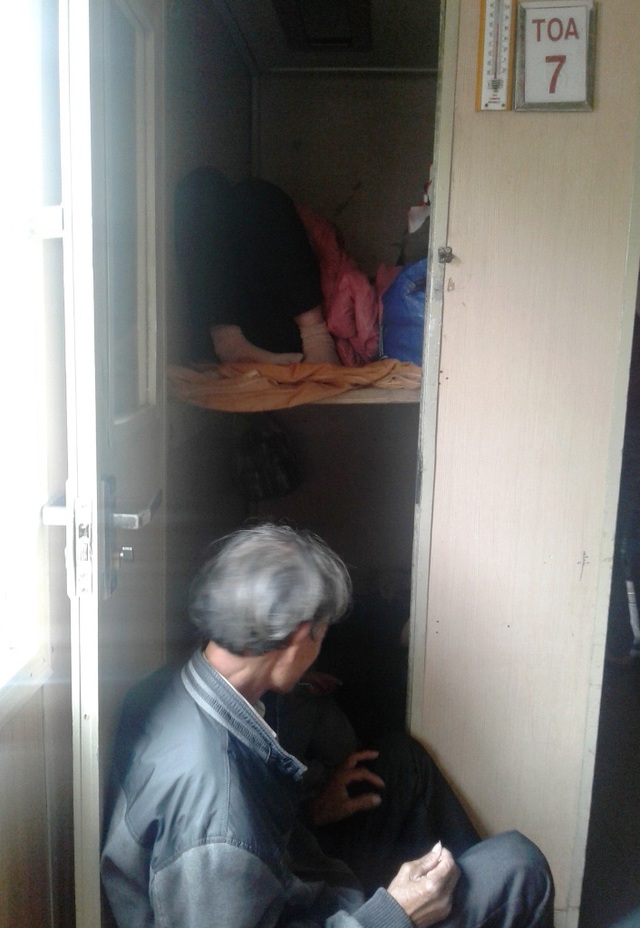Mệt nhoài trên chuyến tàu Bắc - Nam - 6 Hành khách ngủ ở phòng của nhân viên tàu