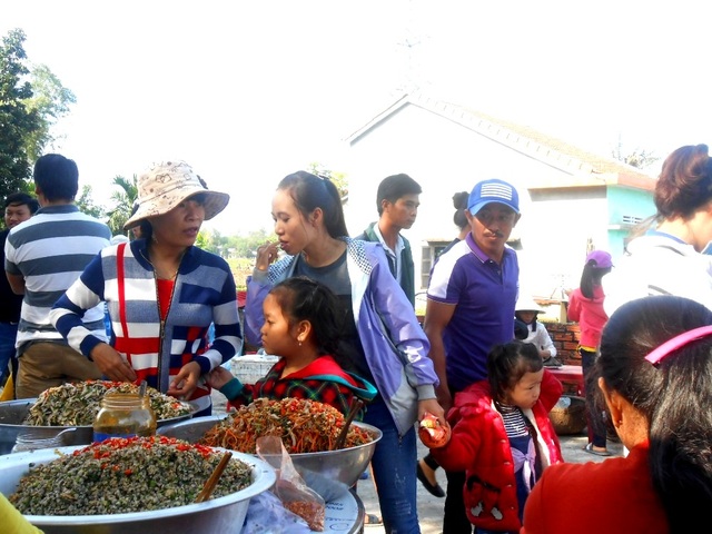 Quảng Nam: Tưng bừng khai hội dinh Bà Chiêm Sơn - 8 Hội chợ quê thu hút nhiều thực khách thưởng lãm