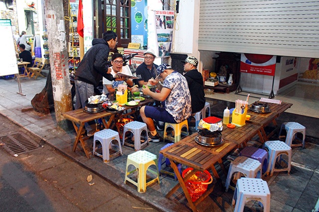 Hà Nội: Hàng quán “bủa vây” lòng đường, vỉa hè trong đêm - 6 Không chỉ quán ăn, nhiều hàng rong, quán trà đá,… cũng được bày bán thâu đêm trên khắp các vỉa hè