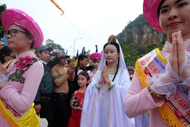 Chiêm ngưỡng hóa trang Bồ Tát trong lễ hội Quán Thế Âm - 9 Vạn người dõi theo chiêm ngưỡng tái hiện các hóa thân của Bồ Tát
